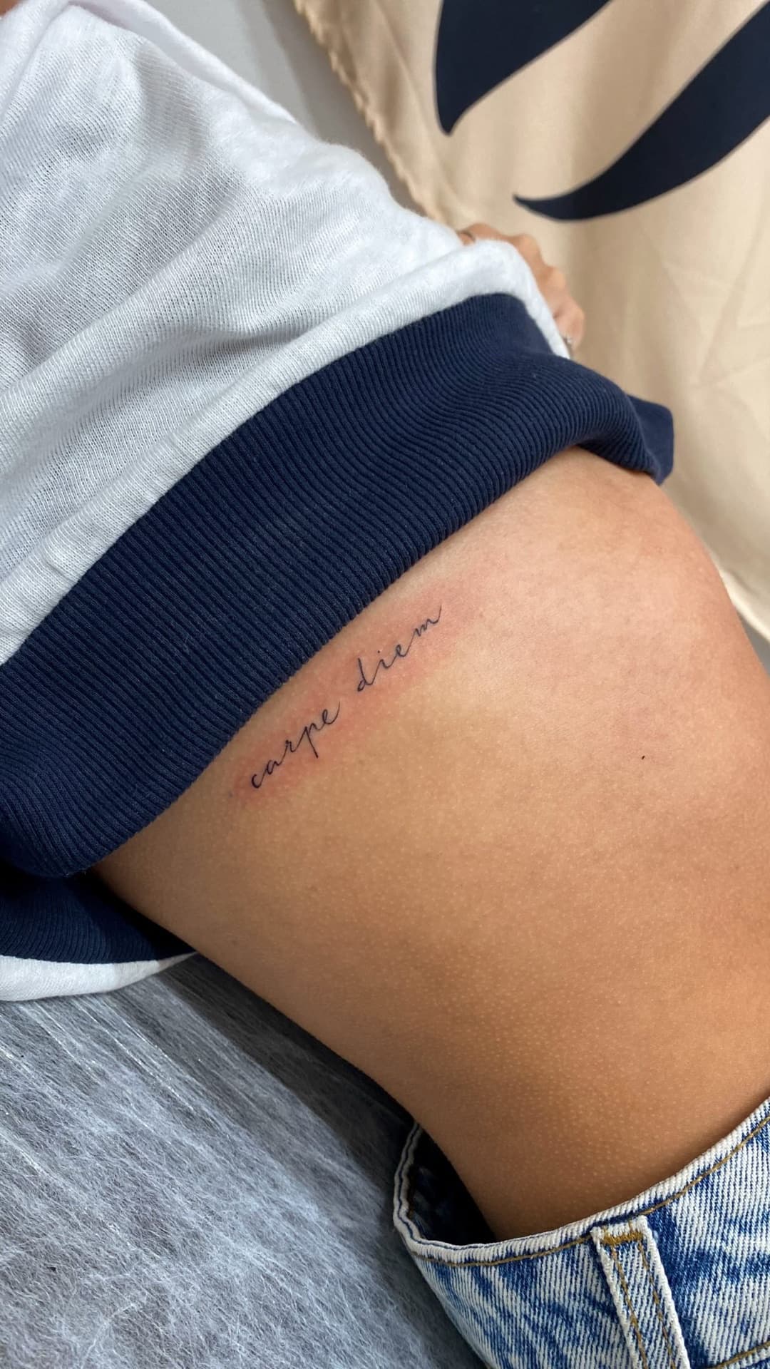 Tatuagem de homenagem: Carpe diem, por @cora_ink