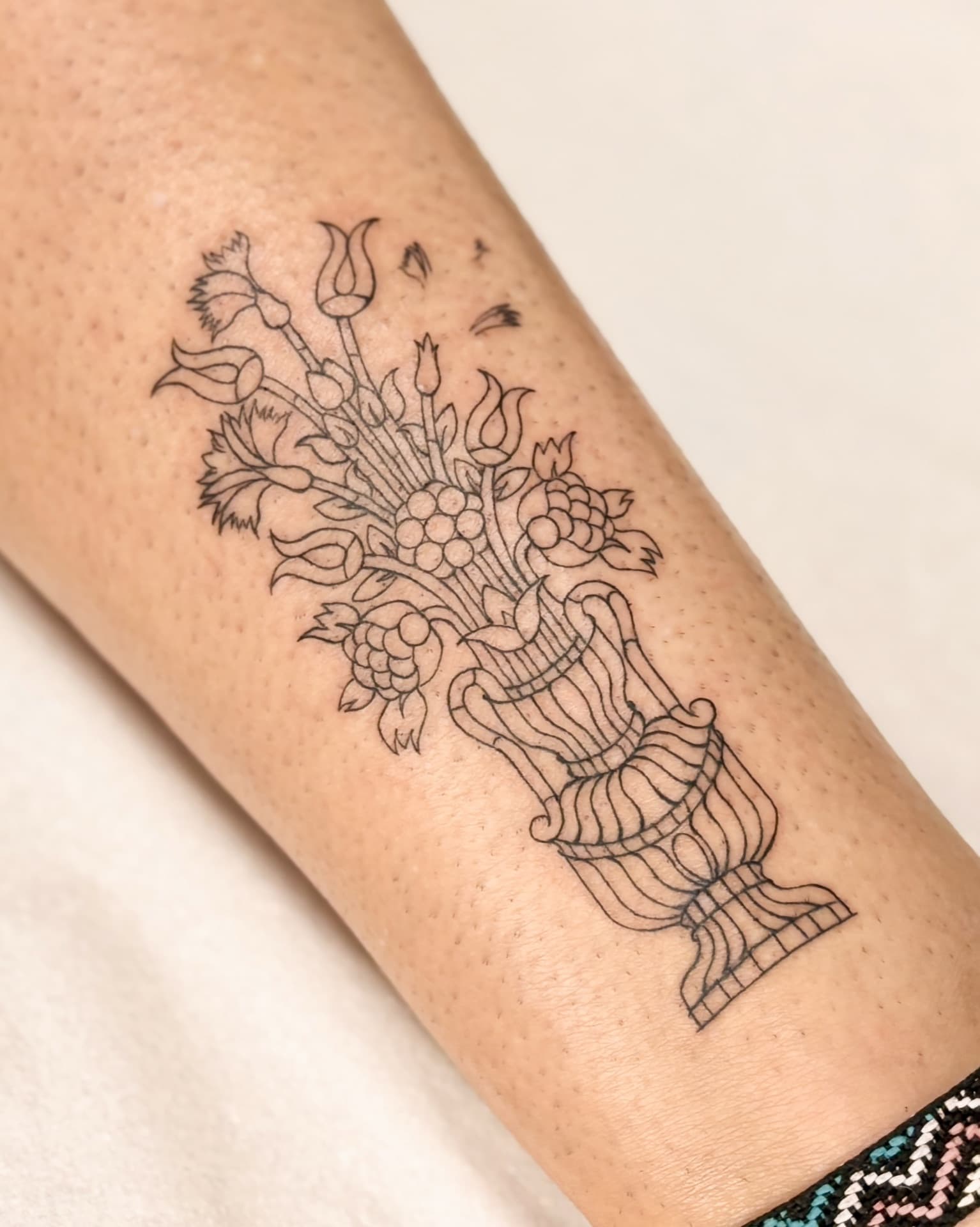 Tatuagem fine line por Júlia Domingues