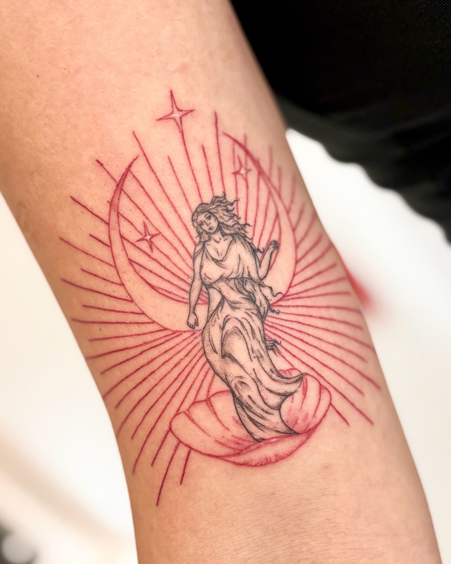 Tatuagem fine line em linha vermelha (figura feminina com raios) por Júlia Domingues no Studio Gojira