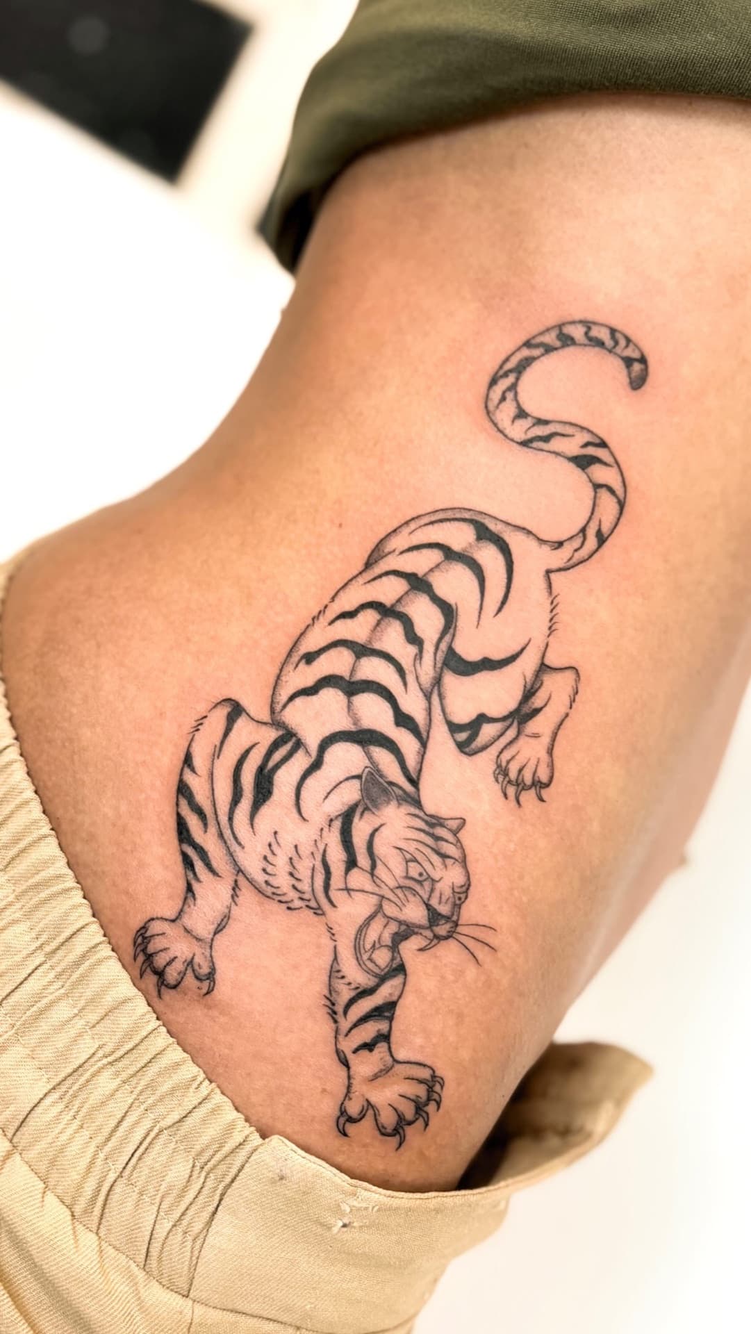 Tatuagem fine line por Júlia Domingues
