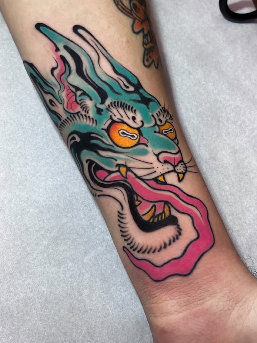 Cabeça de dragão no pulso, tatuagem do Sergio Miron