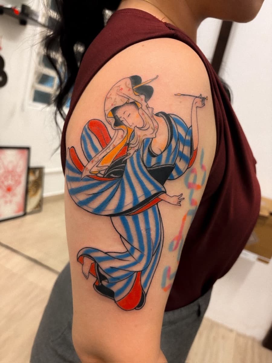 Gueixa de quimono azul listrado no braço, tatuagem do Sergio Miron