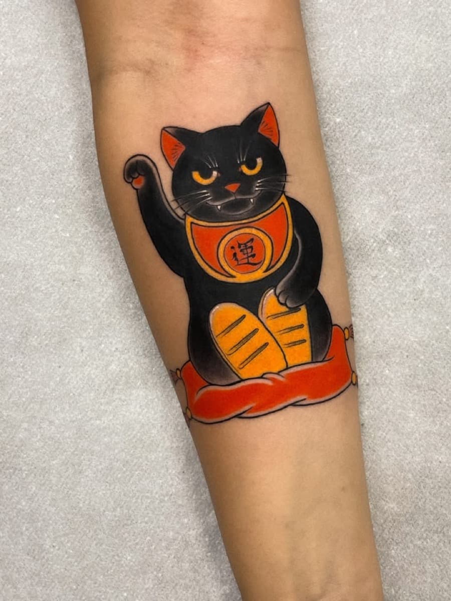 Maneki-neko preto no antebraço, tatuagem do Sergio Miron