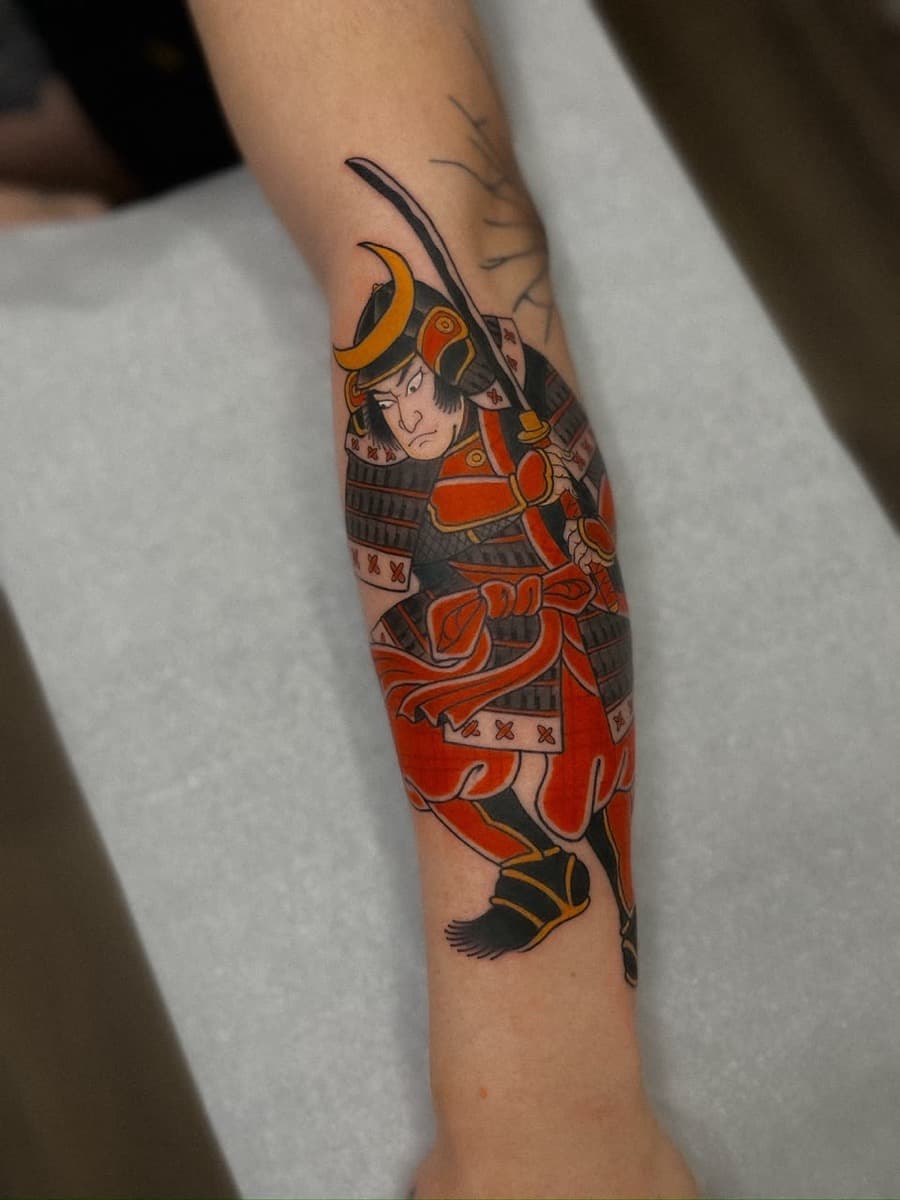 Samurai de armadura vermelha na panturrilha, tatuagem do Sergio Miron