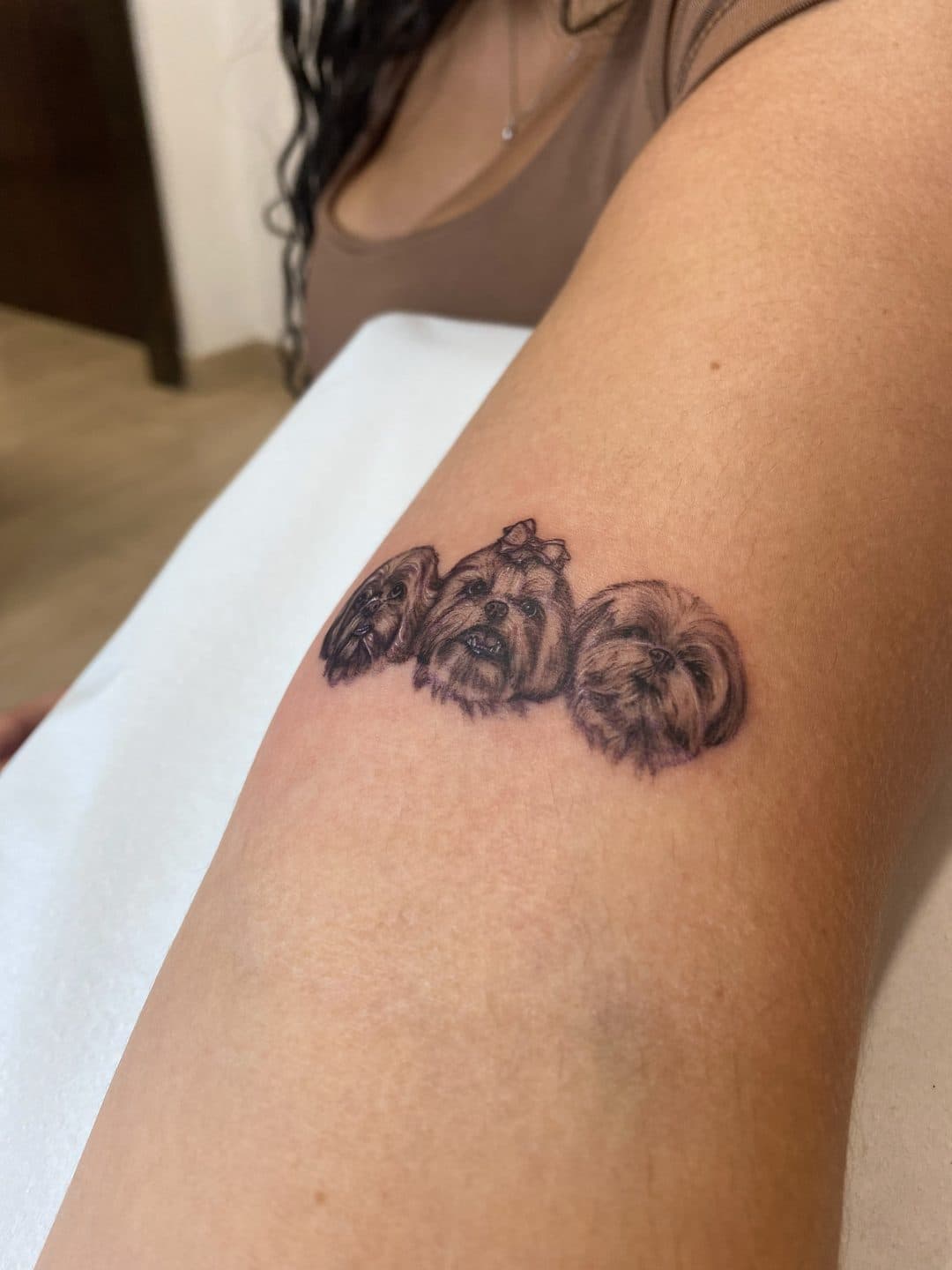 Tatuagem de homenagem: Luke, Zoe e Theo, por @cora_ink