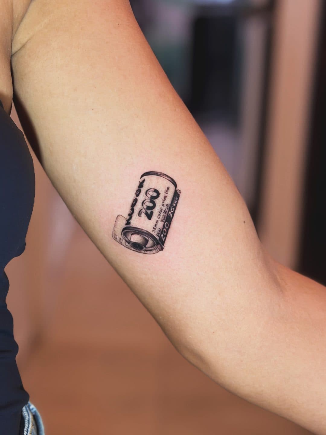 Tatuagem de homenagem: Memórias afetivas em filme 35 mm, por @ramonximenes.tattoo