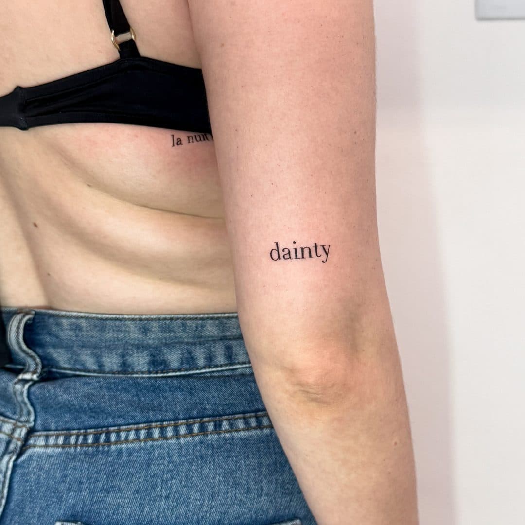 Tatuagem de lettering delicado na lateral do corpo, por Thay Leça